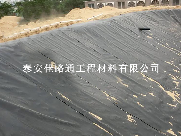 氧化塘土工膜搭接施工技巧：确保高效与持久防渗
