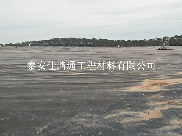 基面清理:沼气池黑膜铺设的“隐形基石” 基面清理:沼气池黑膜铺设的“隐形基石”