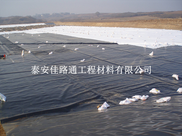 沼气池防渗土工膜封顶施工：细节筑牢，兼顾防渗与安全